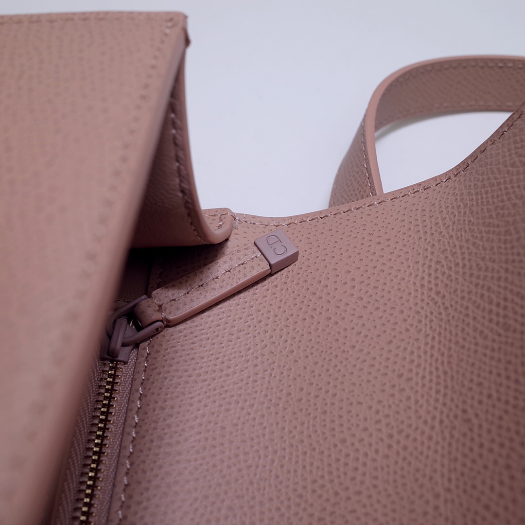 30 Montaigne Bag Pink Grained Calfskin